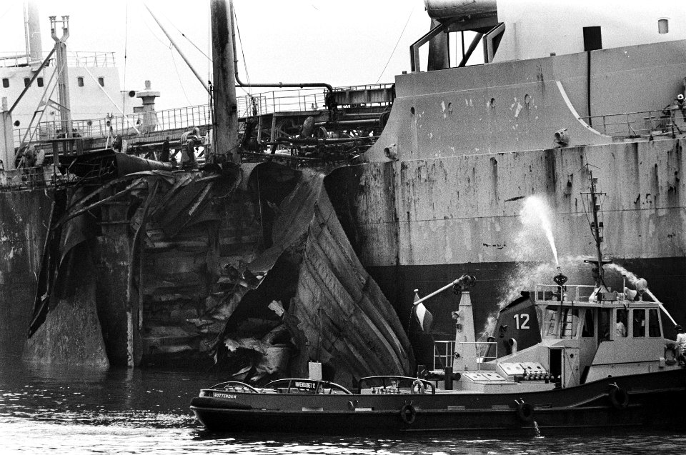 Ontploffing aan boord van Noorse tanker in haven van Rotterdam, groot gat in zij, Bestanddeelnr 926-1907