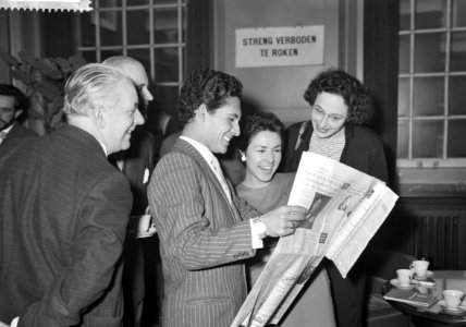 Ontvangst van de leden van het Theatro di Arte de Guatemala op het stadhuis, Bestanddeelnr 911-0235
