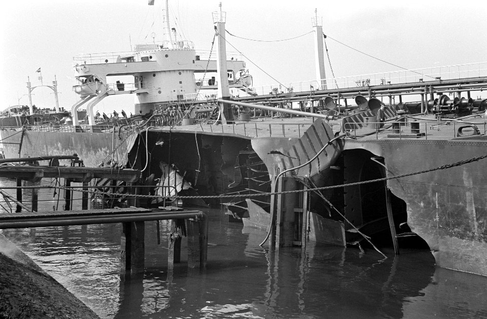 Ontploffing Panamese tanker Agua Clara in Schiedam. Het gat in midscheeps na d, Bestanddeelnr 921-5051