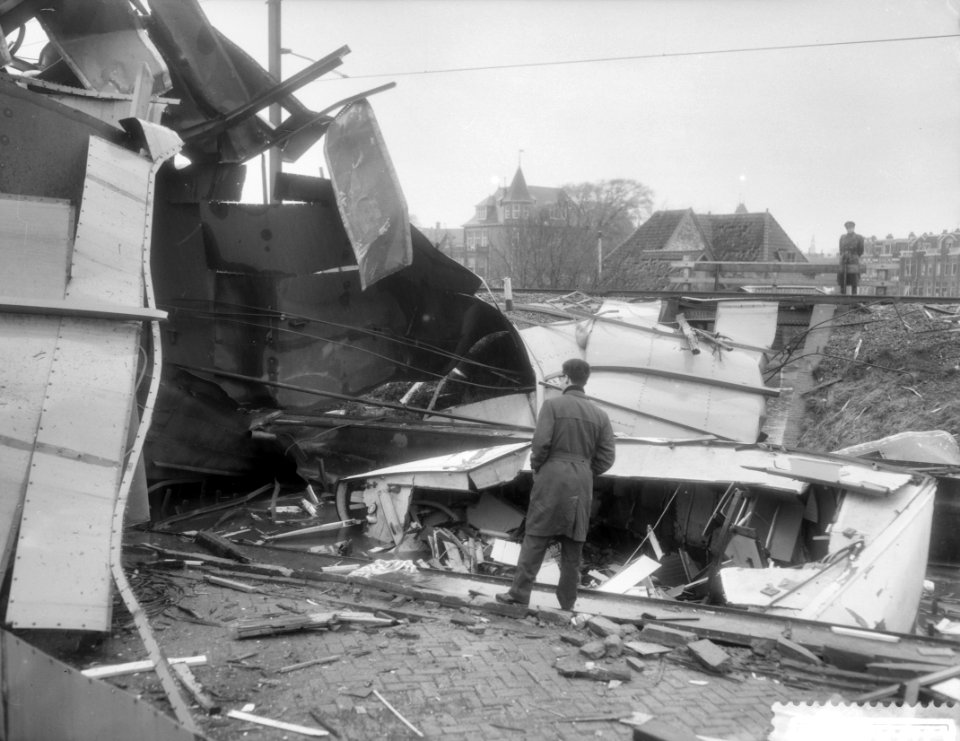 Ontploffing bij de Rijnlandse Metaalbeschermingsmij. te Leiden, overzicht van de, Bestanddeelnr 910-2416