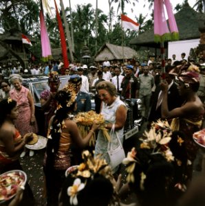 Ontvangst van koningin Juliana op Bali. Links de vrouw van de ambassadeur, mevro, Bestanddeelnr 254-9059