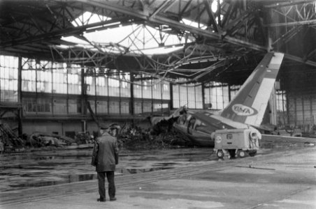 Ontploffing in DC 8 vliegtuig op Schiphol. De resten van het vliegtuig, Bestanddeelnr 921-4746