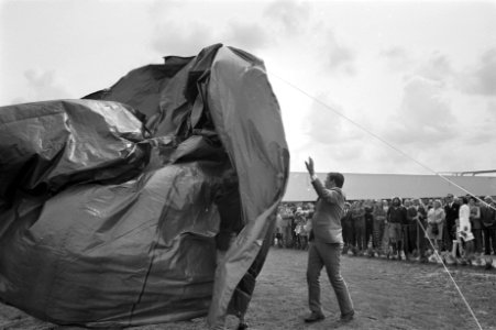 Onthulling van het beeld De houtbewerker van Slavomir Miletic op het terrein v, Bestanddeelnr 924-6618
