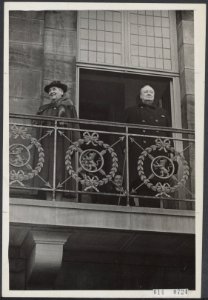 Ontvangst van Winston Churchill op het Paleis op de Dam. Een juichende menigte b, Bestanddeelnr 014-0724