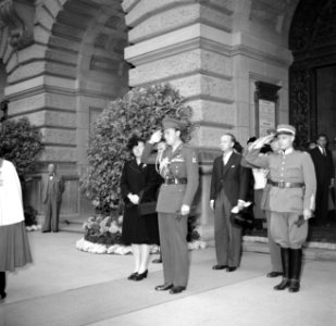 Ontvangst van Prinses Juliana en prins Bernhard bij het Bondspaleis in Bern, Bestanddeelnr 252-1992