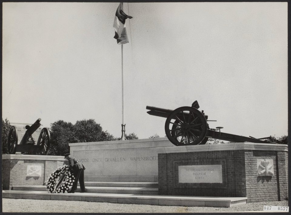 Onthulling van het artilleriemonument in de legerplaats Oldebroek ter ere van de, Bestanddeelnr 047-0577
