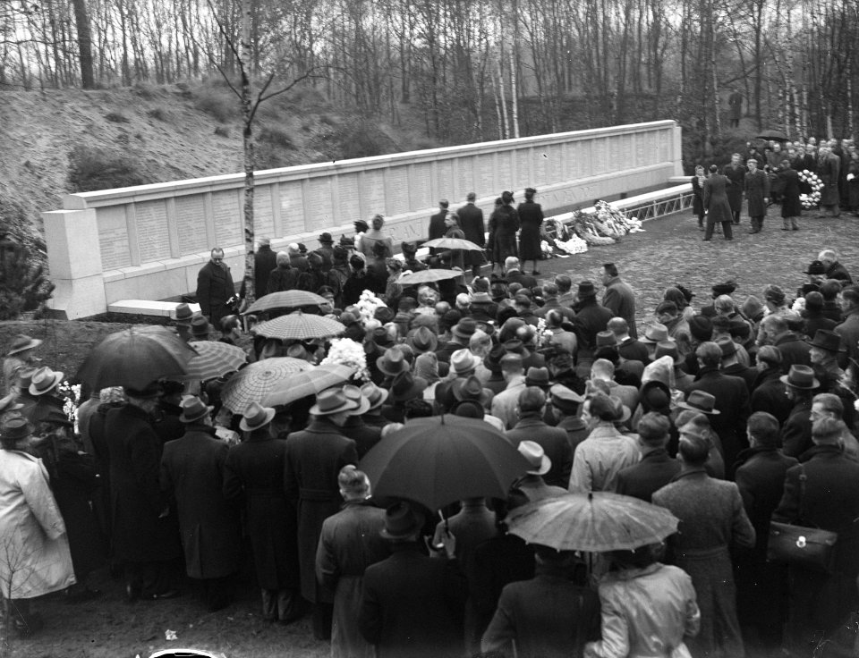 Onthulling van het 'Monument op de Fusilladeplaats' in Vught, Bestanddeelnr 902-5169