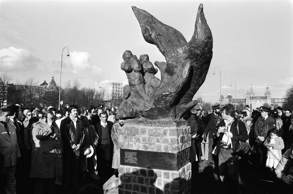 Onthulling van het Zigeunermonument op Museumplein in Amsterdam t.n.g. van in de, Bestanddeelnr 930-0148