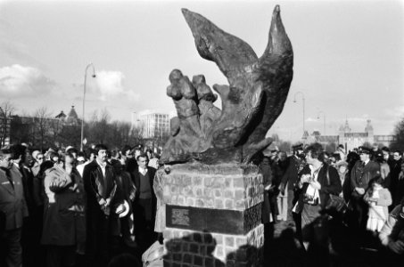 Onthulling van het Zigeunermonument op Museumplein in Amsterdam t.n.g. van in de, Bestanddeelnr 930-0148