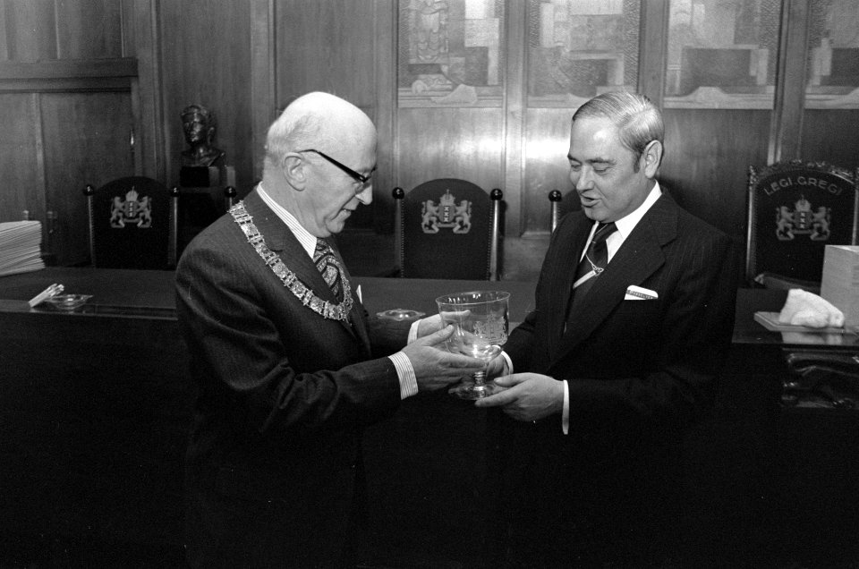 Ontvangst delegatie uit Duisburg op stadhuis burgemeester Samkalden (l) overhan, Bestanddeelnr 927-5037
