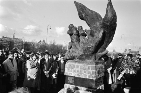 Onthulling van het Zigeunermonument op Museumplein in Amsterdam t.n.g. van in de, Bestanddeelnr 930-0146