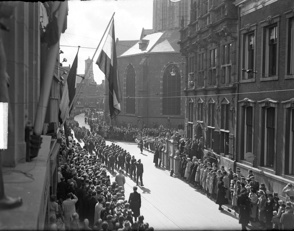 Ontvangst van het 4e bataljon Garderegiment Jagers op het stadhuis van Den Haag , Bestanddeelnr 903-9109