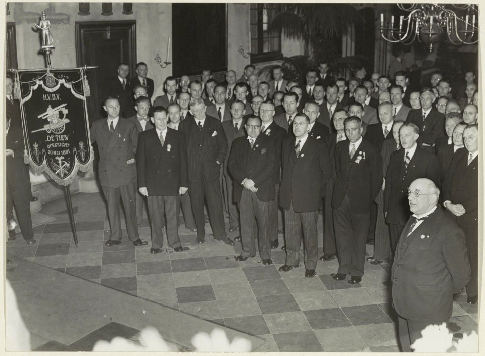Ontvangst van leden van de vrijwillige brandweervereniging De Tien in de Gravenzaal op het stadhuis. NL-HlmNHA 54005296