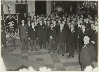 Ontvangst van leden van de vrijwillige brandweervereniging De Tien in de Gravenzaal op het stadhuis. NL-HlmNHA 54005296