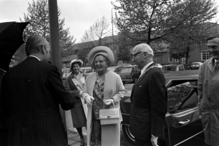 Ontvangst van koningin Juliana en burgemeester Ivo Samkalden op de Floriade, Bestanddeelnr 925-6041