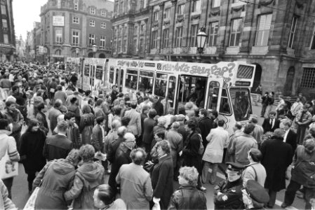 Onthulling van de Artis-tram in Amsterdam grote belangstelling op de Dam, Bestanddeelnr 932-9295