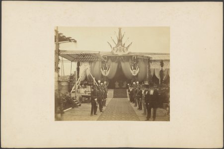 Ontvangstcomité bij het podium met de wapenschilden en monogrammen van koning Wi, Bestanddeelnr 37