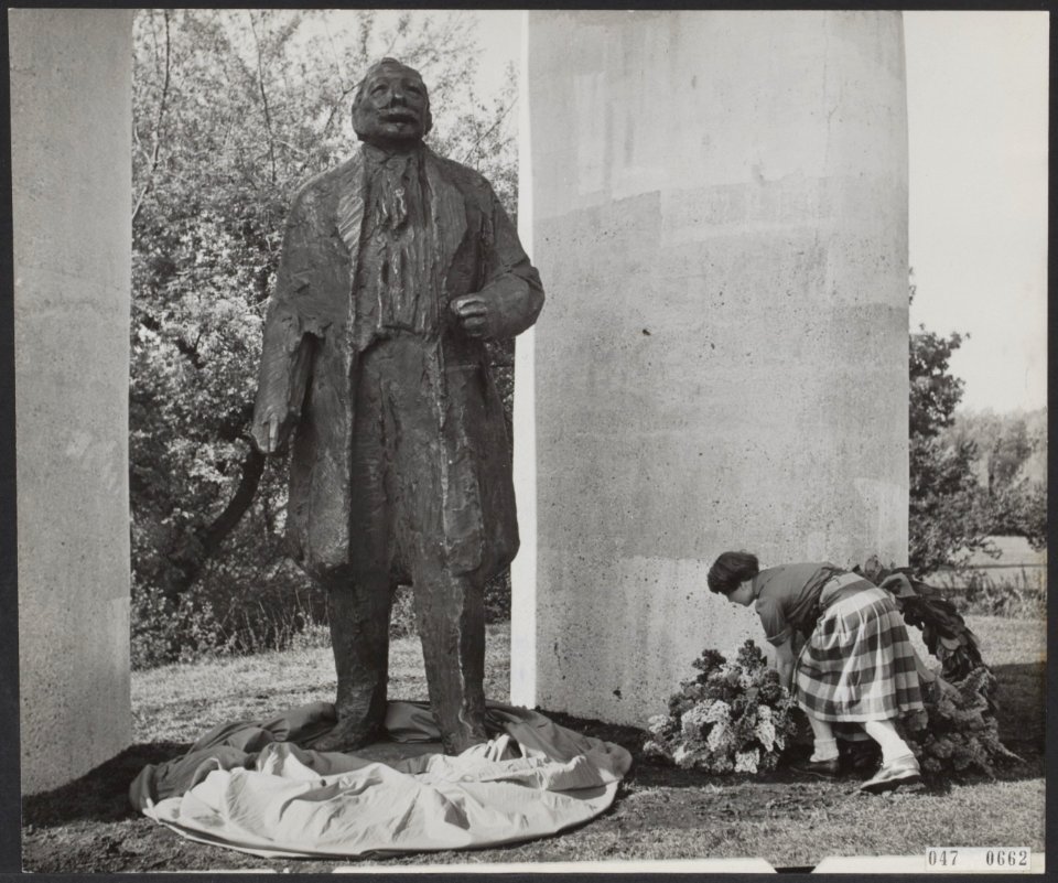Onthulling Troelstramonument in het Westbroekpark in Den Haag. Kranslegging door, Bestanddeelnr 047-0662