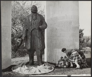 Onthulling Troelstramonument in het Westbroekpark in Den Haag. Kranslegging door, Bestanddeelnr 047-0662