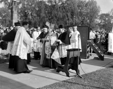 Onthulling van een Mariabeeld in Den Bosch door Mgr. W. Mutsaerts, Bestanddeelnr 905-7005