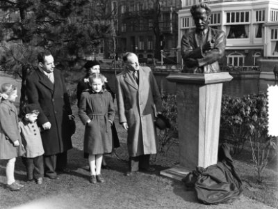 Onthulling van buste van Arthur van Schendel aan de Stadhouderskade te Amsterdam, Bestanddeelnr 904-9949