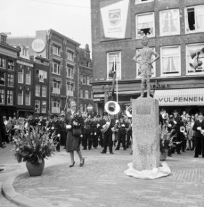 Onthulling van het beeldje Het Amsterdams Lieverdje op het Spui, mevrouw Van H, Bestanddeelnr 911-5817