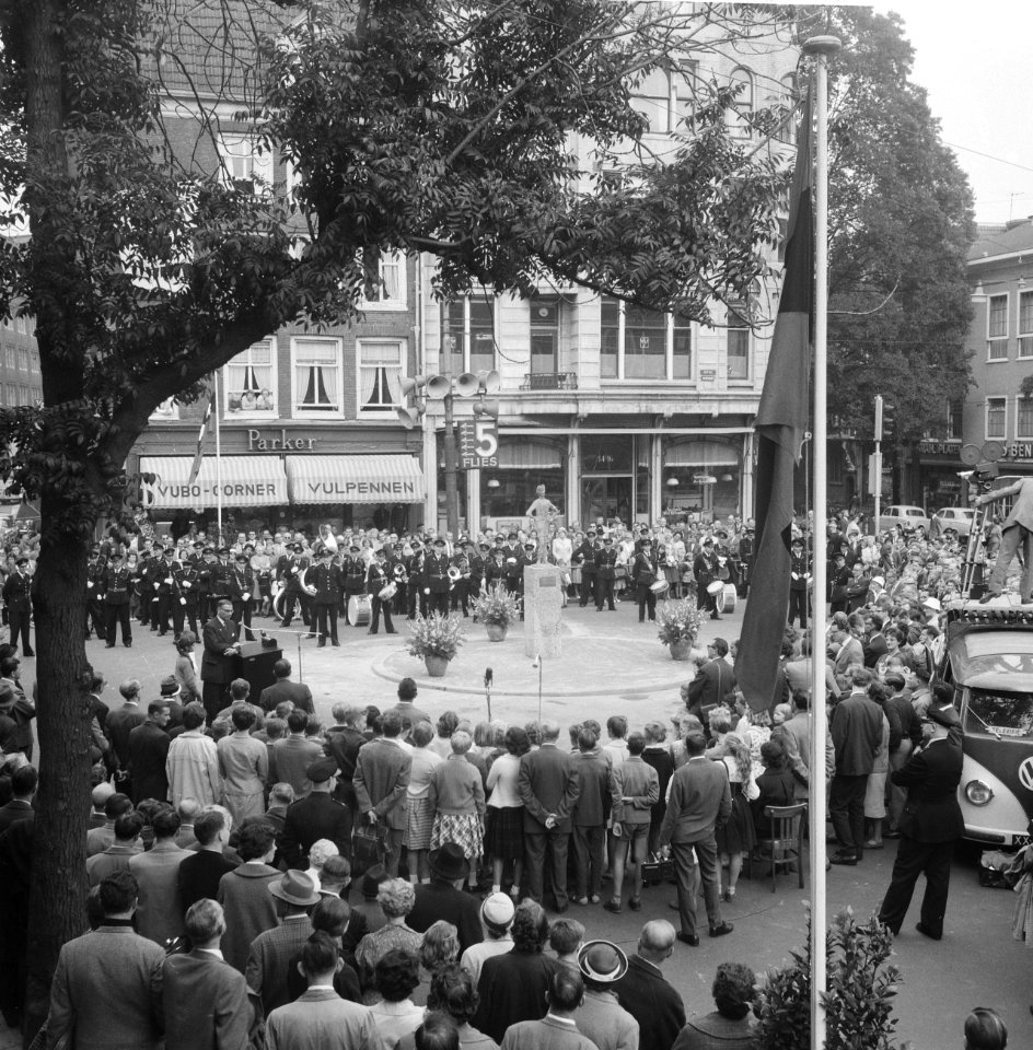 Onthulling van het beeldje Het Amsterdams Lieverdje op het Spui, overzicht van, Bestanddeelnr 911-5819