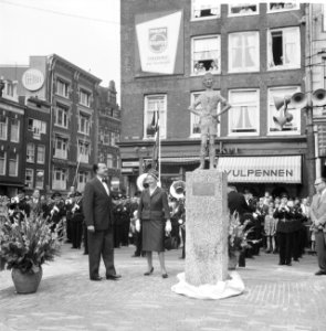 Onthulling van het beeldje Het Amsterdams Lieverdje op het Spui, Henri Knap en, Bestanddeelnr 911-5816