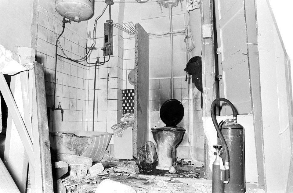 Ontploffing in de Uiterwaardenstraat hoek boterdiep, het toilet, Bestanddeelnr 920-0064