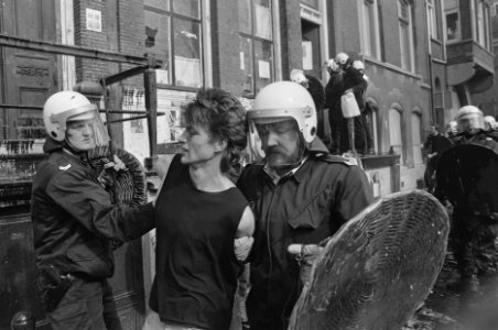 Ontruiming kraakpand Singel 114 in Amsterdam bewoners worden uit het pand gehaa, Bestanddeelnr 933-9460