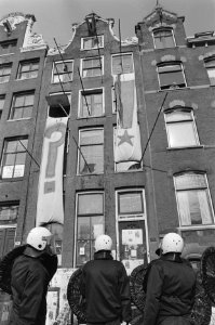 Ontruiming kraakpand Singel 114 in Amsterdam ME voor het pand, Bestanddeelnr 933-9463