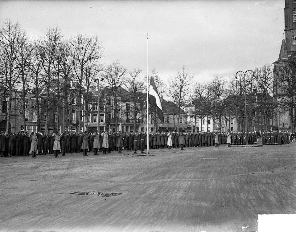 Ontvangst 3 Regiment Stoottroepen in Den Bosch. Militairen staan aangetreden op , Bestanddeelnr 903-7924