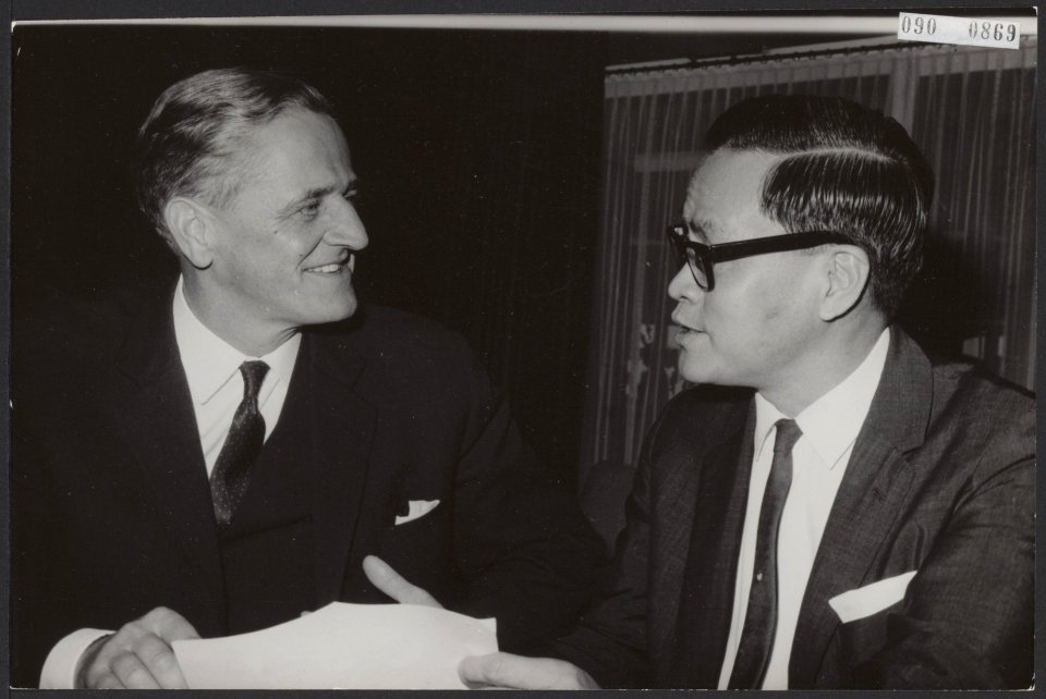 Ontvangsten, ministers, staatssecretarissen, yong nyuk lin, bartels a j h, Bestanddeelnr 090-0869