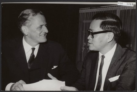 Ontvangsten, ministers, staatssecretarissen, yong nyuk lin, bartels a j h, Bestanddeelnr 090-0869