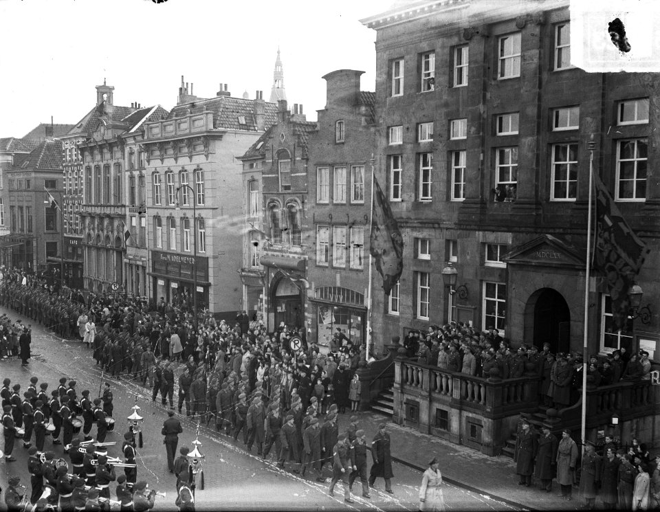 Ontvangst 3 Regiment Stoottroepen in Den Bosch. Militairen passeren het stadhuis, Bestanddeelnr 903-7923