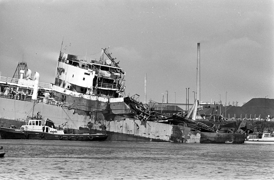 Ontploffing op Noorse tanker Roma Star bij Verolme te Rozenburg, close-up midsch, Bestanddeelnr 917-8708