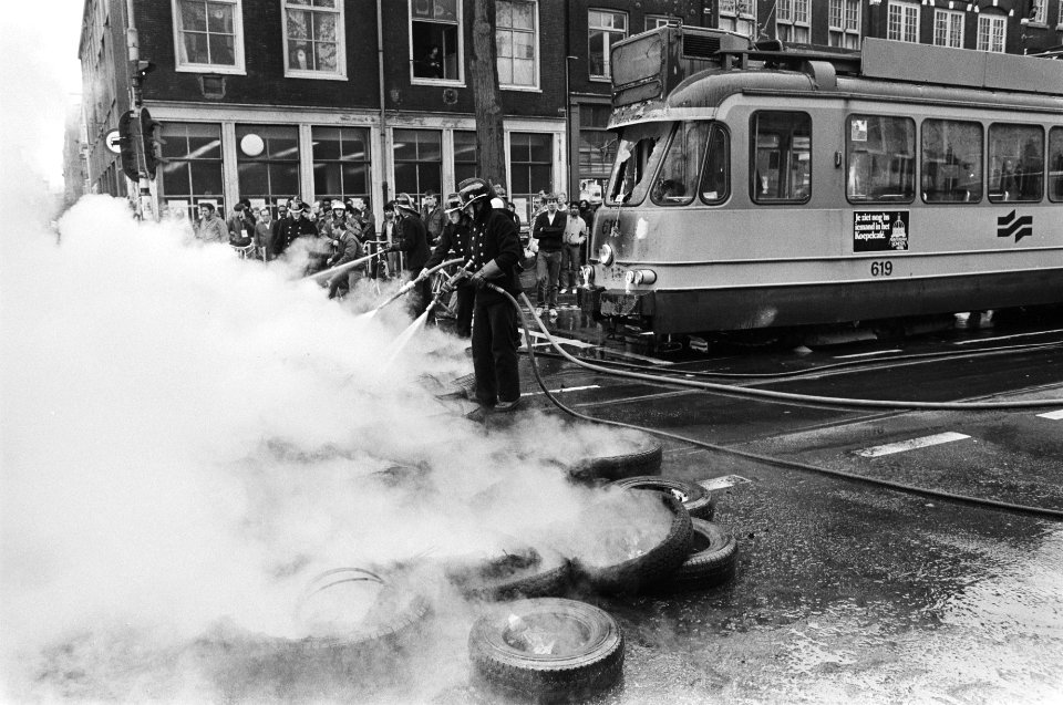 Ontruiming kraakpand Singel 114 Amsterdam blussen barricade voor tram, Bestanddeelnr 933-1244