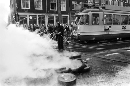 Ontruiming kraakpand Singel 114 Amsterdam blussen barricade voor tram, Bestanddeelnr 933-1244