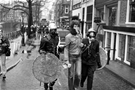 Ontruiming Grote Wetering , vandaag is kraakpand in Amsterdam ontruimd door ME e, Bestanddeelnr 931-1860