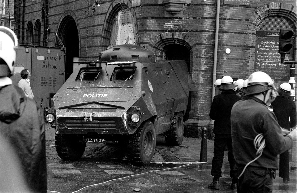 Ontruiming Grote Wetering, vandaag is een kraakpand in Amsterdam ontruimd door M, Bestanddeelnr 931-1871