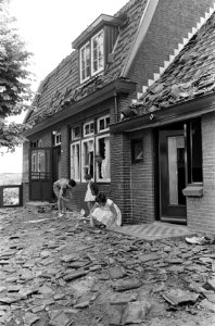 Ontploffing te Muiden De boerderij van de heer Beukenboom werd het zwaarste get, Bestanddeelnr 915-2597