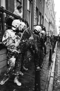 Ontruiming kraakpand Singel 114 Amsterdam ME-ers besmeurd met verf, Bestanddeelnr 933-1243