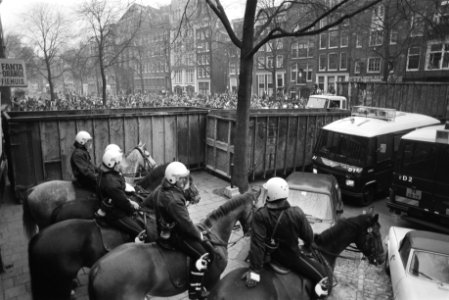 Ontruiming kraakpand Wijers Amsterdam containers als afzetting en ME-ers te paa, Bestanddeelnr 932-8696