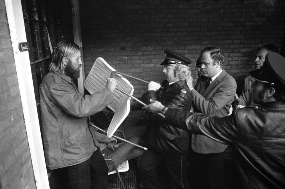 Ontruiming Lorentz paviljoen van Dennendal groepsleider tracht politie met een , Bestanddeelnr 927-3001