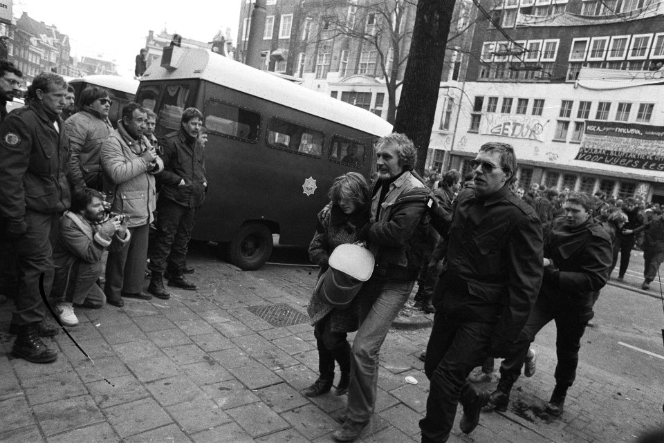 Ontruiming kraakpand Wijers Amsterdam wegdragen van krakers, Bestanddeelnr 932-8690