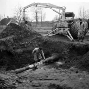 Ontploffing in aardgasleiding bij Nijkerk, een der arbeid bezig met de reparatie, Bestanddeelnr 917-4058
