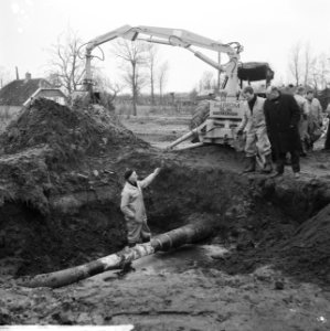 Ontploffing in aardgasleiding bij Nijkerk, een der arbeid bezig met de reparatie, Bestanddeelnr 917-4056