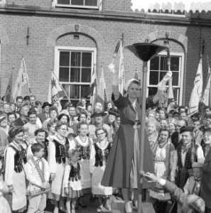 Ontsteken van het bevrijdingsvuur door Minister Klompé op het Binnenhof te Den H, Bestanddeelnr 911-2169