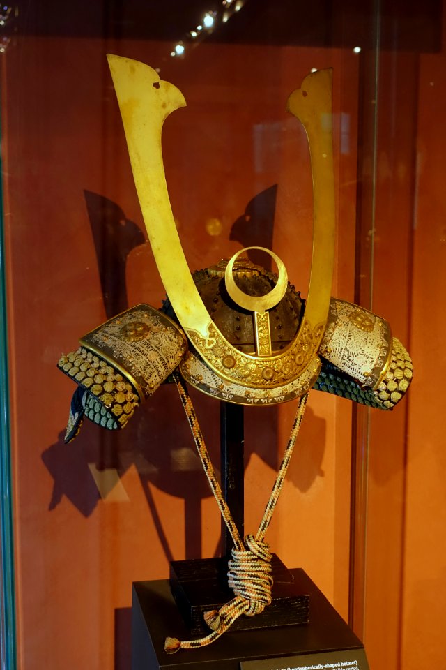 Oboshi kabuto, Japan, Kamakura period bowl, 1192-1333 AD, Edo period mountings, 1603-1868 AD, iron, lacquer, leather, gold, lacing - The Ann and Gabriel Barbier-Mueller Museum - DSC05486