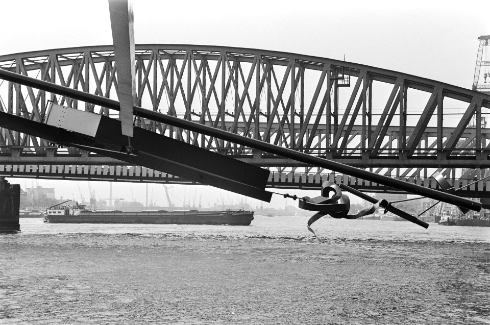 Object van kunstenaar Auke de Vries bij Willemsbrug in Rotterdam, Bestanddeelnr 932-1525